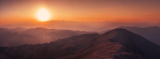 Beau coucher de soleil sur les montagnes du Taurus depuis le sommet de la montagne Tahtali près de Kemer, Antalya, Turquie