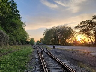 Fototapeta premium 철길이 있는 노을이 지는 풍경