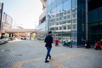 Obraz premium Businessman walking near buildings
