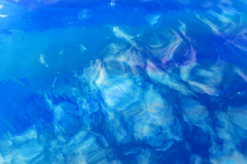 Nappe d’hydrocarbures à la surface de l’eau 