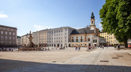 Der Residenzplatz in Salzburg  - obrazy, fototapety, plakaty