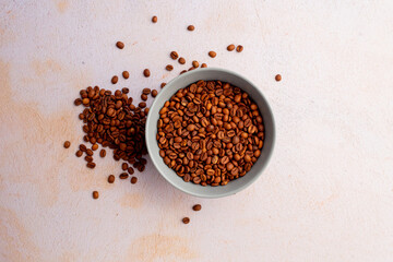 Bol lleno de granos enteros tostados de café. Concepto de alimentos.
