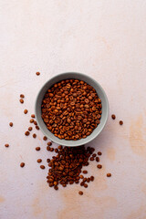 Bol lleno de granos enteros tostados de café. Concepto de alimentos.