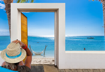 Femme sur plage paradisiaque de l’île Maurice 