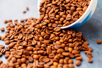 Bol lleno de granos enteros tostados de café. Concepto de alimentos.
