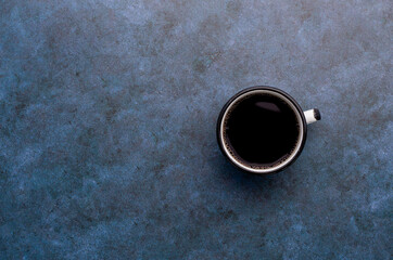 Taza llena de café en fondo azul. Concepto de alimentos.