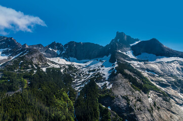 Obraz premium An aerial view of snow covered mountain peaks above Skagway, Alaska in summertime
