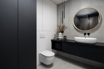Spacious bathroom with gray tiles - 515652641