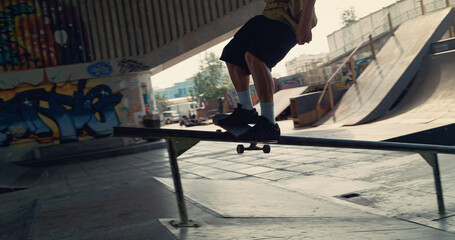 Obraz premium Teenagers friends practicing together on scooter and skate board at skatepark