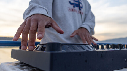 homem negro dj tocando música em um dia de sol..