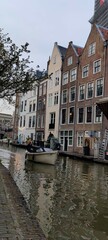Fototapeta na wymiar Disfrutando de los canales y edificios antiguos de la ciudad de Utrecht, Paises Bajos