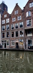 Naklejka premium Casas tradicionales junto al canal, Utrecht, Paises Bajos