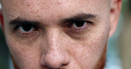 Obraz premium White man opening eyes looking at camera and smiling, close-up portrait face