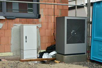 Luftwärmepumpe, Klimaanlage für Heizung und Warmwasser an einem neu gebauten Wohnhaus