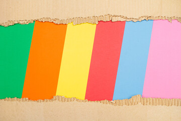 Textura de cartón corrugado sobre un fondo de papeles de colores. Vista superior y de cerca. Copy...