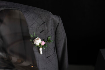 Stylish groom suit with boutonniere