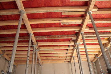 Decke von einem Gebäude ist mit Streben und Stützen zum betonieren vorbereitet