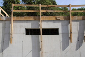 Geländer auf einer Baustelle, um Arbeitskräfte vor dem Fallen zu schützen