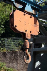 Haken an einem Baukran, zur Aufnahme von schweren Gewichten mit einer Kette