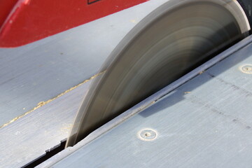 Sägeblatt einer Kreissäge dreht sich sehr schnell