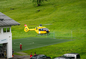 Bergrettung mit dem Hubschrauber, Helikopter Bergwacht Notfallübung im Keinwalsertal, Österreich,...