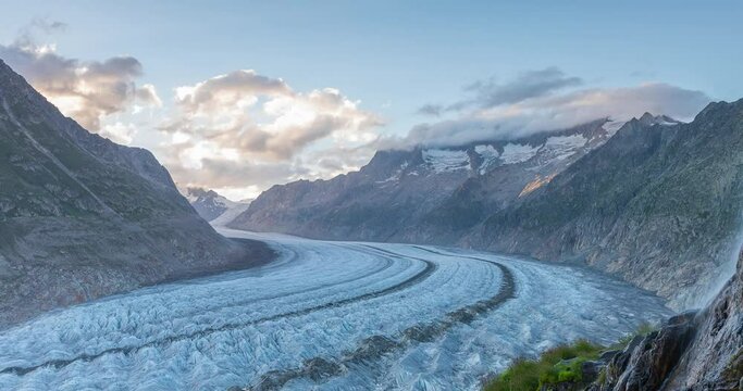La nuit tombe sur le Glacier d'Aletsch en Suisse