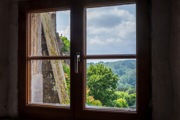 Blick durch Fenster der Burg Hohnstein