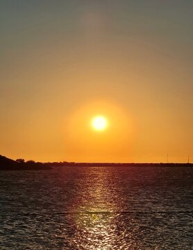 atardecer naranja en el lago dique