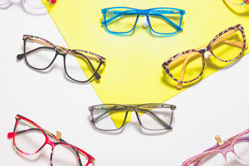 Varios lentes posados sobre dos fondos