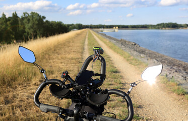 Kierownica wielopoziomowa roweru na polnej drodze wału wzdłóż jeziora.