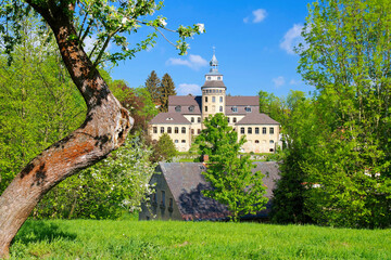 Zittauer Gebirge, Hainewalde Schloss im Fruehling mit blühenden Apfelbäumen - Zittau Mountains,...