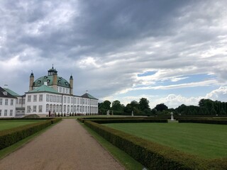 Obraz premium the palace in the park
