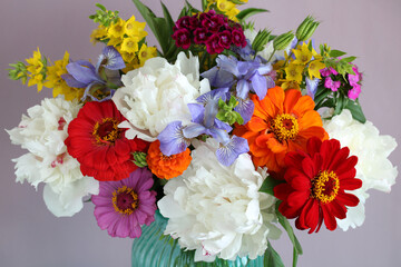 Obraz na płótnie Canvas bouquet of garden flowers in close-up.