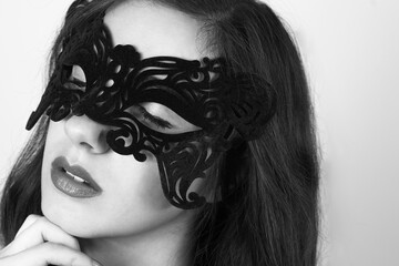 schwarz weiß Bild von einer sinnlichen Frau mit Maske 