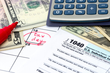 Obraz premium 1040 individual tax form, money, calculator and red marker. Tax day. Business concept