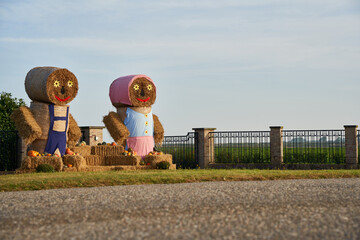 2 straw puppets on the wayside. Decorated with pumpkins. On Thanksgiving to halloween. Copy space....