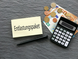 Eurobanknoten mit Taschenrechner und dem Wort Entlastungspake. - obrazy, fototapety, plakaty