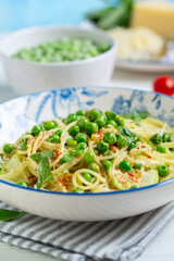 Spaghetti with zucchini and green peas.