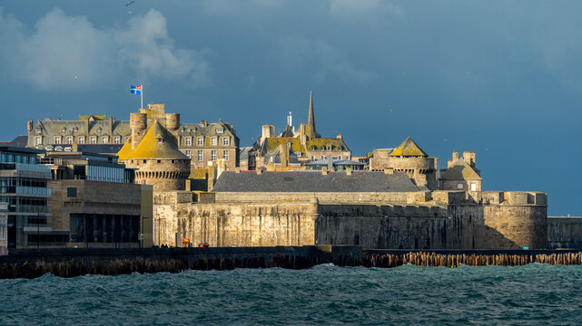 Saint Malo au petit matin avec un ciel nuageux