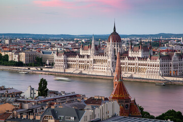 Obraz premium hungary Budapest twilight at Danube River with lit up Hungarian Parliament building