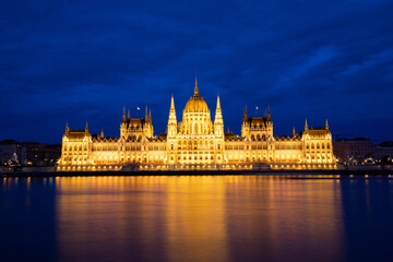 Fototapeta premium hungary Budapest twilight at Danube River with lit up Hungarian Parliament building