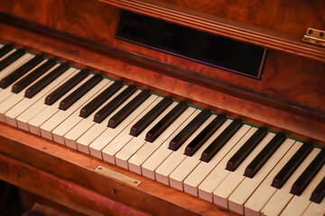 Fototapeta na wymiar Eine Detailansicht von einem Klavier, eines Flüges, Pianos. 