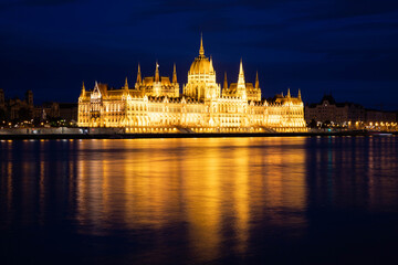 Fototapeta premium hungary Budapest twilight at Danube River with lit up Hungarian Parliament building