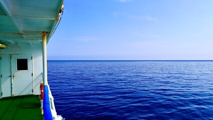 フェリーきずなから見える厳原港と対馬の海