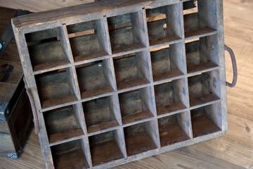 Ein traditionaler Kasten für Bierflaschen oder Brauseflaschen aus Holz. Sehr alt!