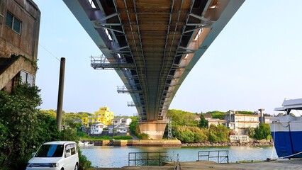 下から見た郷ノ浦大橋と郷ノ浦の街並み
