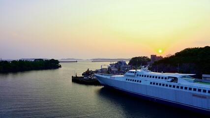 郷ノ浦大橋から見た壱岐の郷ノ浦港の夕焼け