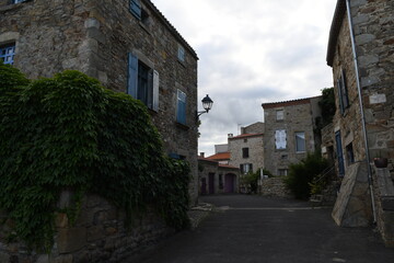 Fototapeta na wymiar Les petites rues du village de Montpeyroux en Auvergne en France