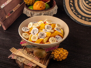 Ensalada de frutas con pitaya y mago en angulo de 45 grado