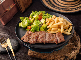 Carne asada clasica y sobreros de fondo